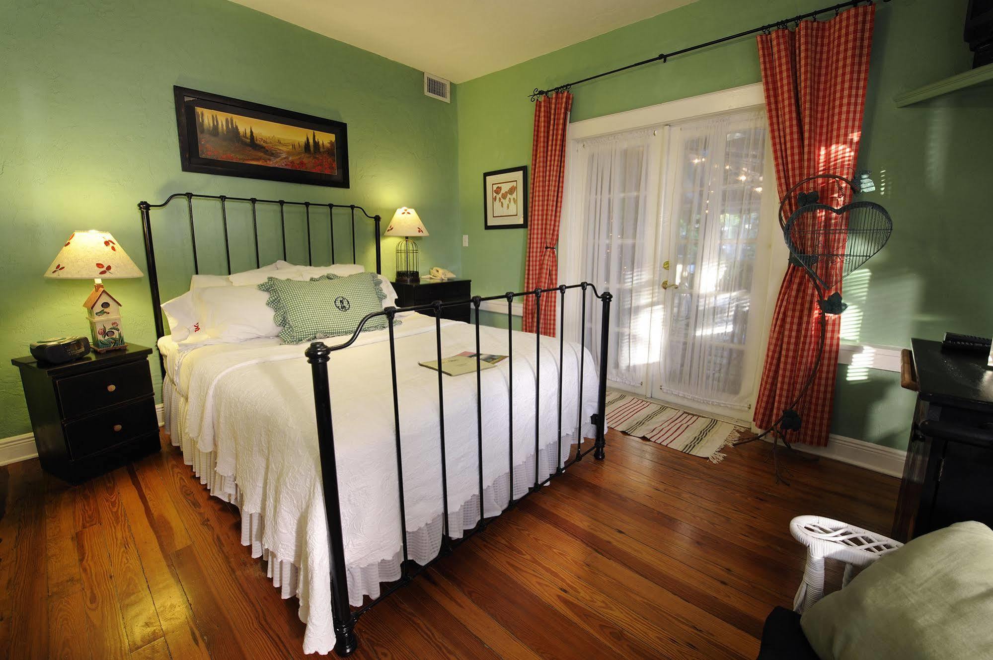 לייק וורת' Mango Inn Bed And Breakfast חדר תמונה